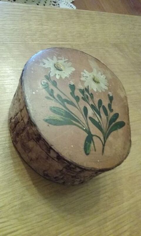 Petit coffret en bois dcors peints 12 Lsigny (77)