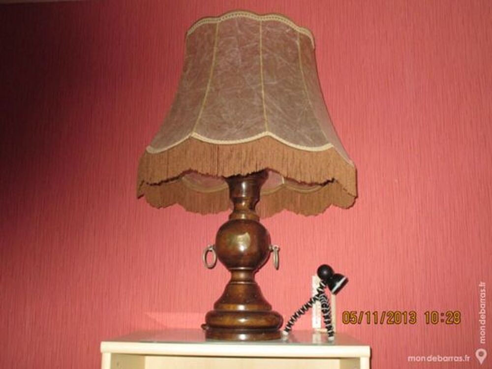 Lampe en bois avec abat jour en peau de vessie Décoration