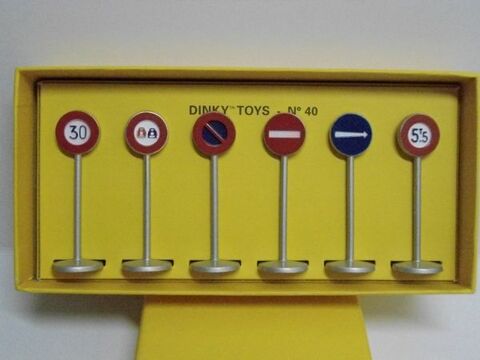 Panneaux de signalisation de ville - Dinky Toys 18 Follainville-Dennemont (78)