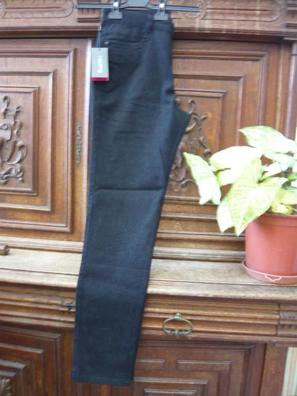 deux pantalons de marque neufs Vêtements