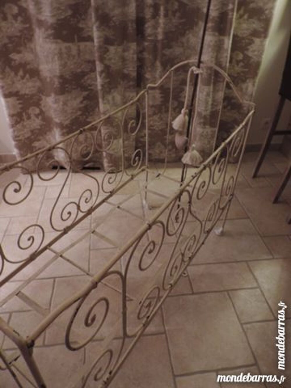 Lit cage pour enfant ancien avec support voilage Décoration