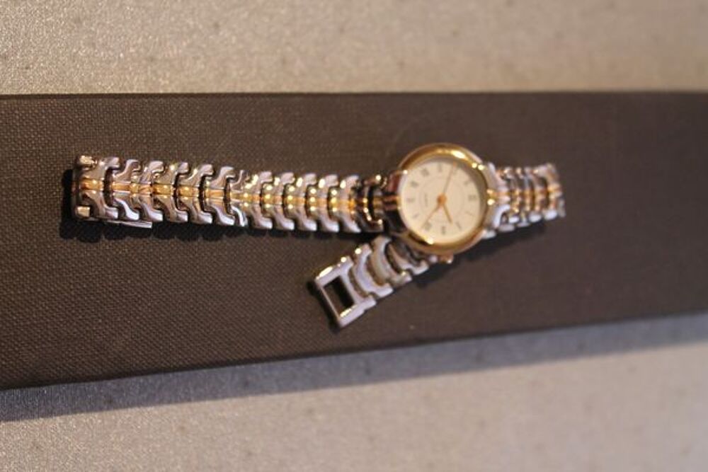 MONTRE CLASSIQUE FEMME, NEUVE, RAFFINEE Bijoux et montres