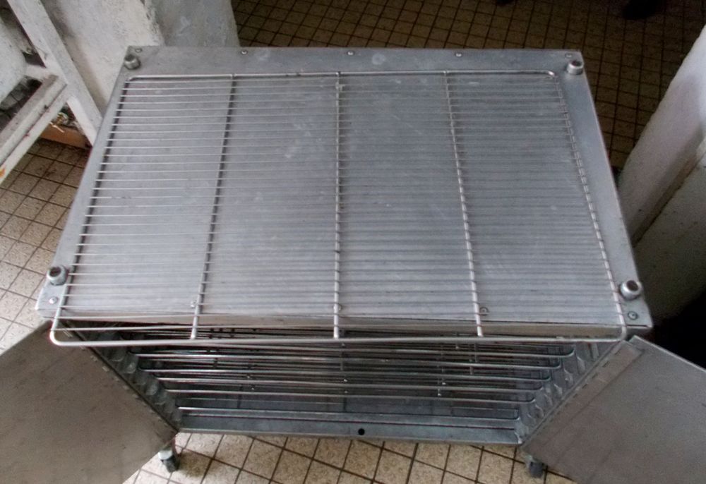 Conteneur meuble de rangement grille inox sur roulettes
Meubles