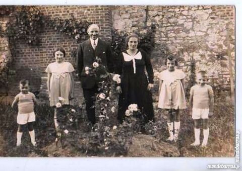 CARTE POSTALE - une famille 5 Laon (02)