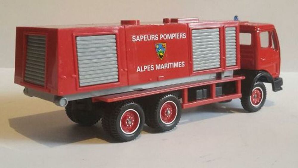 Camion pompier Mercedes 1217K feux sp&eacute;ciaux 