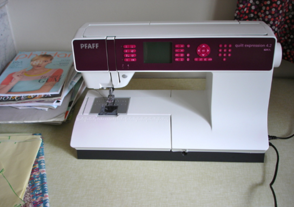 Machine &agrave; coudre &eacute;lectronique PFAFF Quilt Expression 4.2 Electroménager