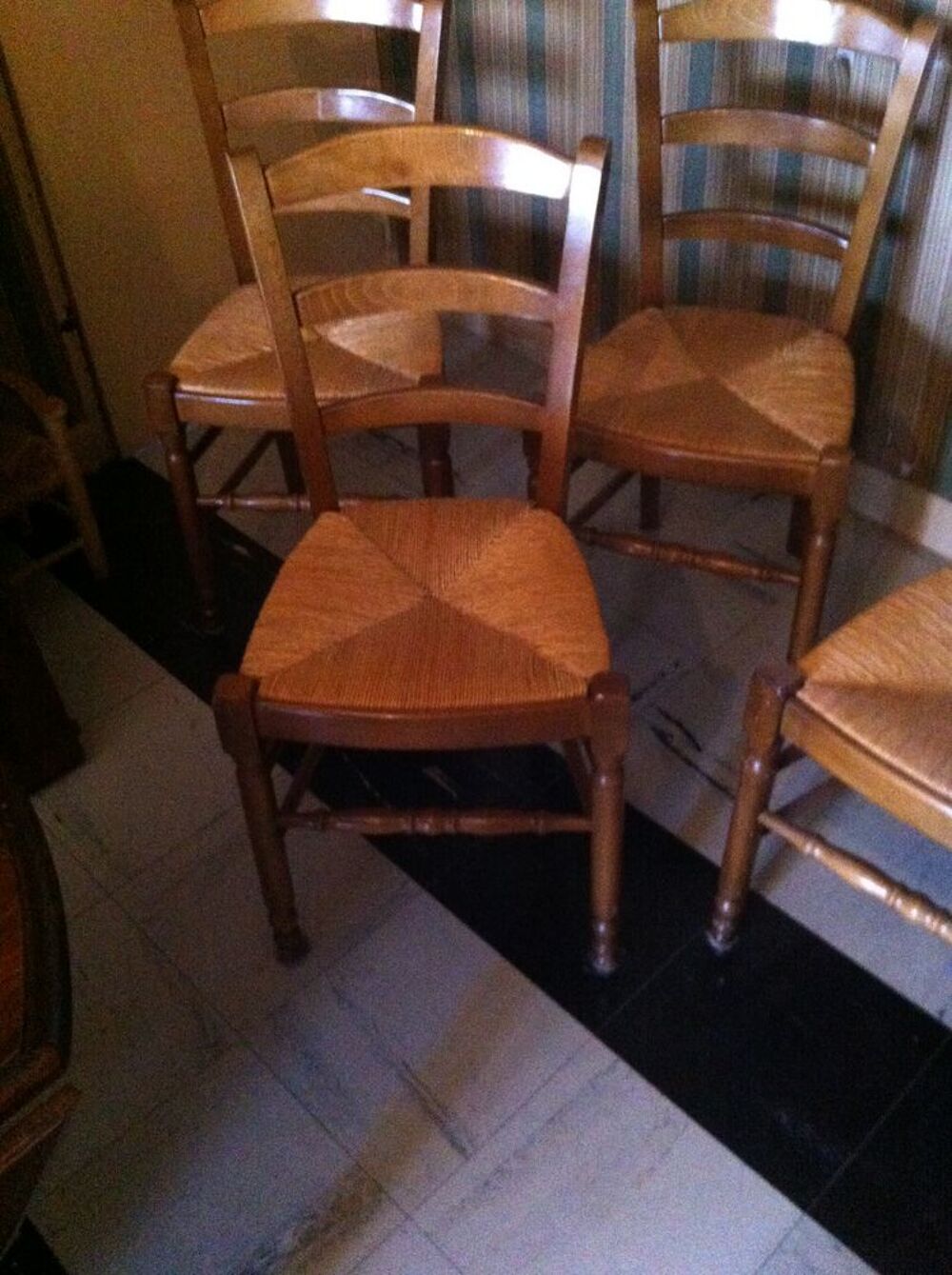 4 chaises paill&eacute;es/cuisine Meubles