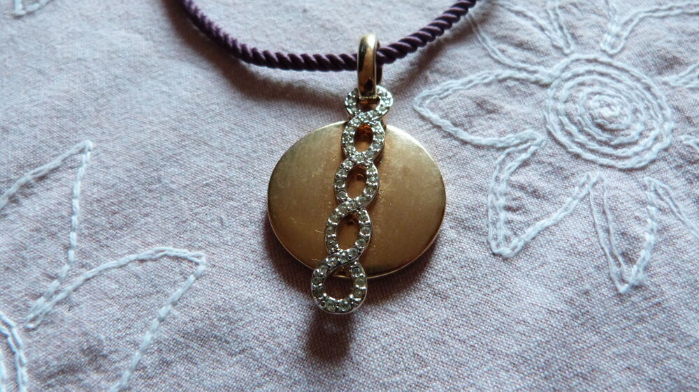 Collier cordon pendentif dore strass Bijoux et montres