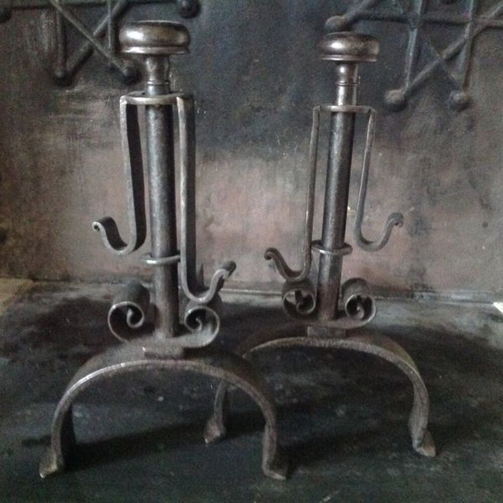 Paire de chenets porte-broche en fer forg&eacute; Décoration