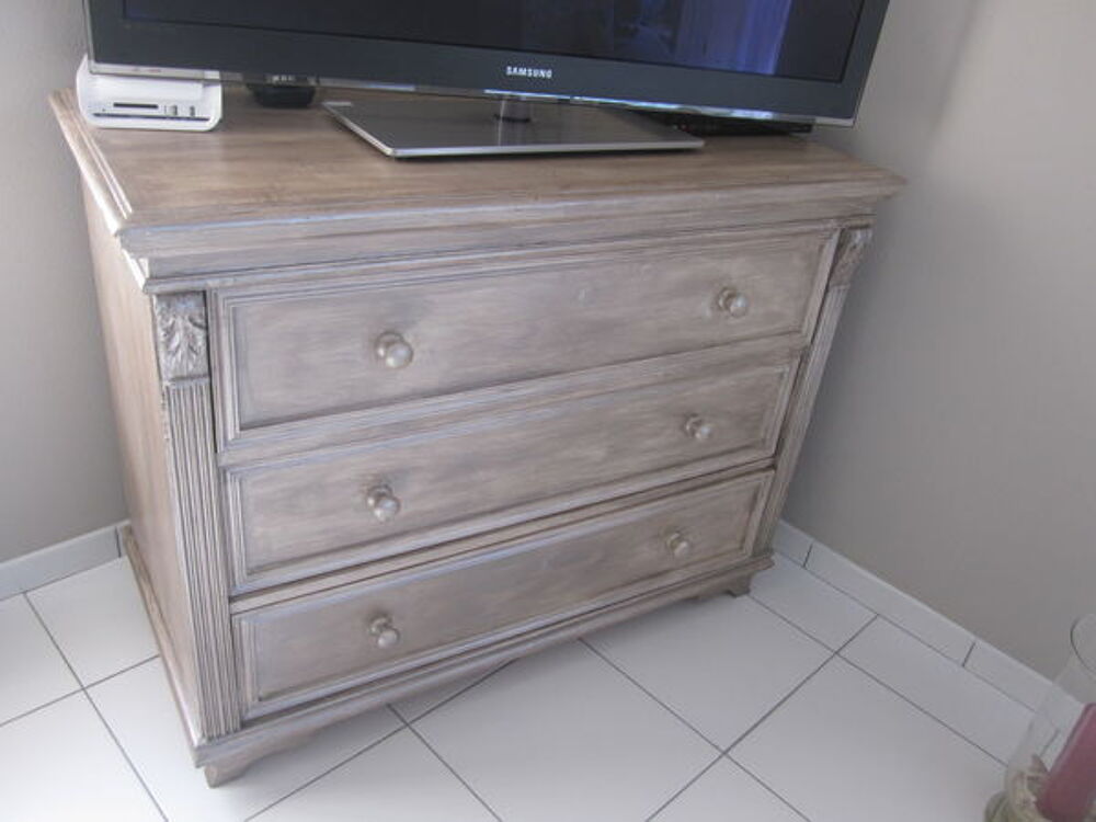 commode en pin s&eacute;rus&eacute; Meubles