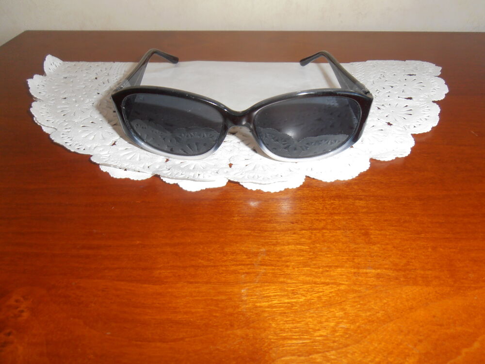 Lunettes solaires noires et grises (27) Bijoux et montres