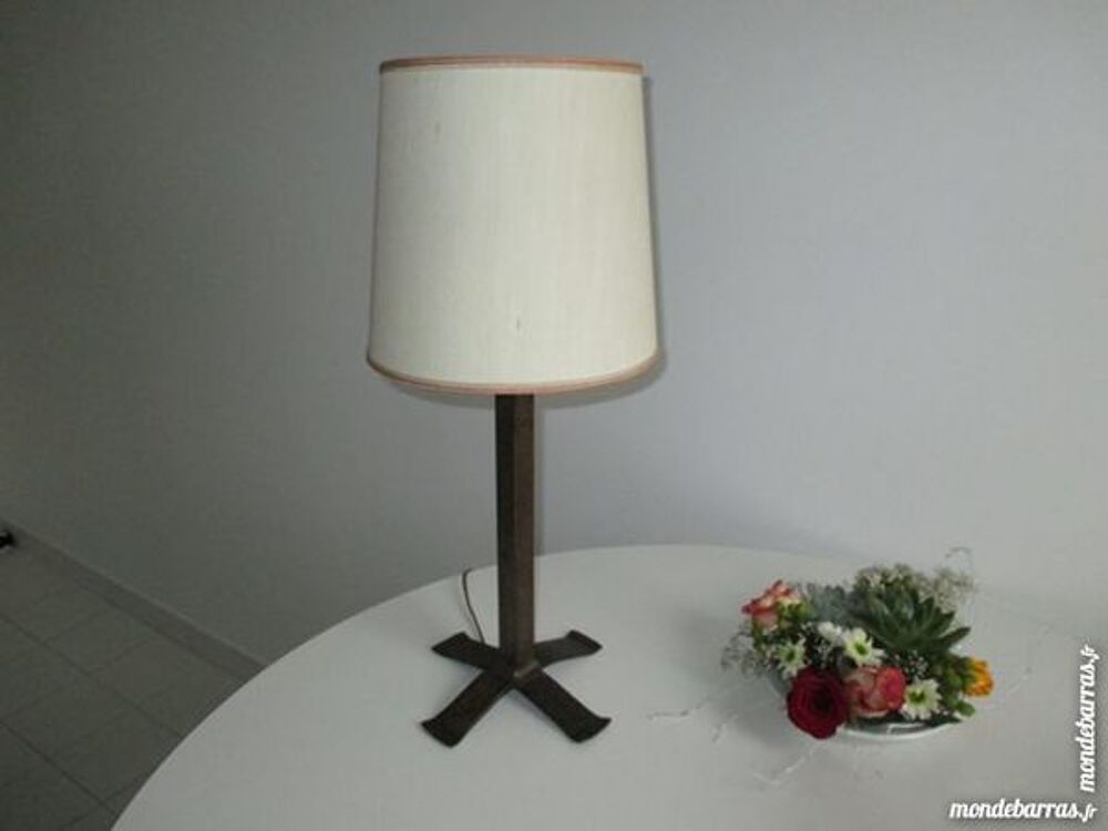Lampe fer forg&eacute; Décoration