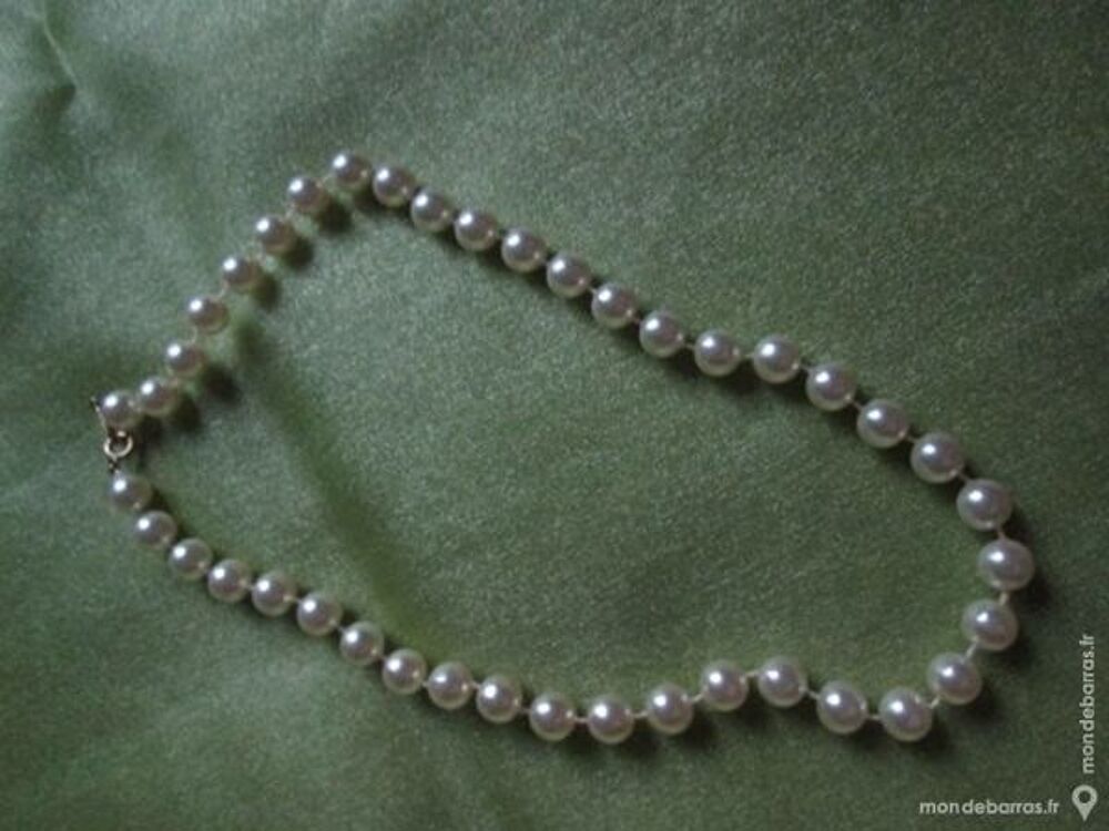 Collier fantaisie avec perles Bijoux et montres