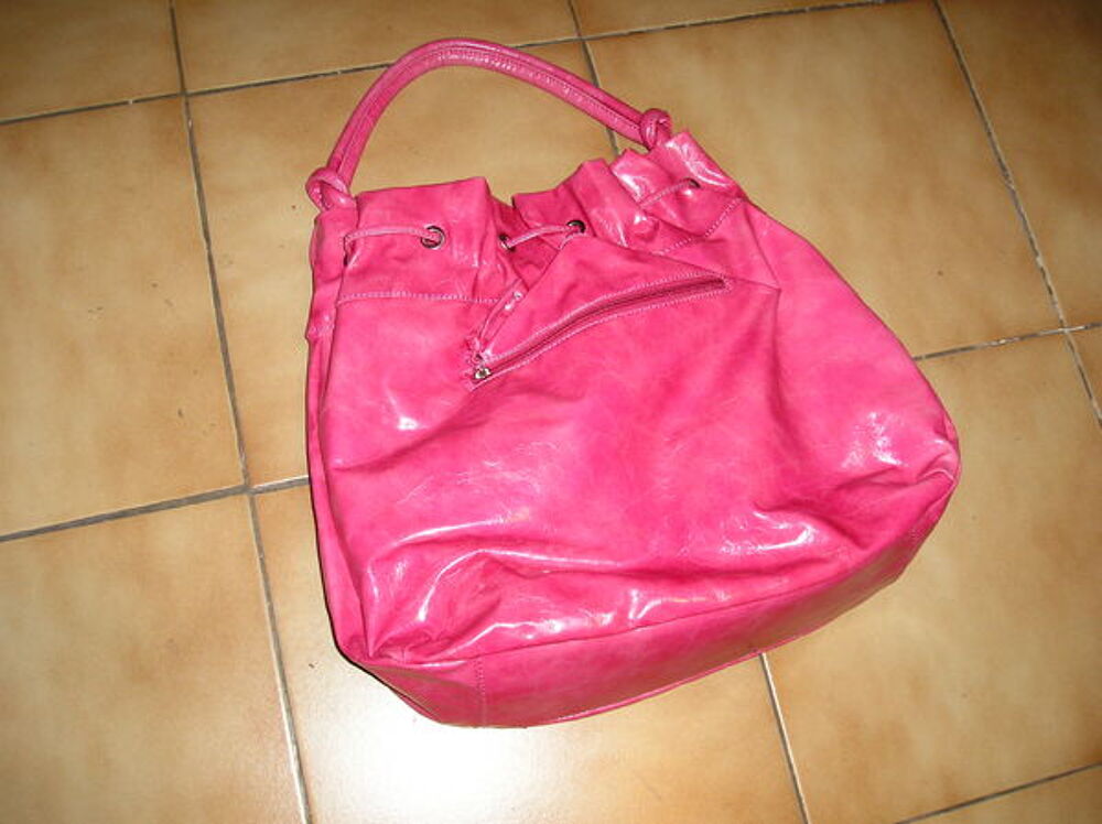Sac &agrave; main de femme en cuir rose
Marque David Jones
Maroquinerie