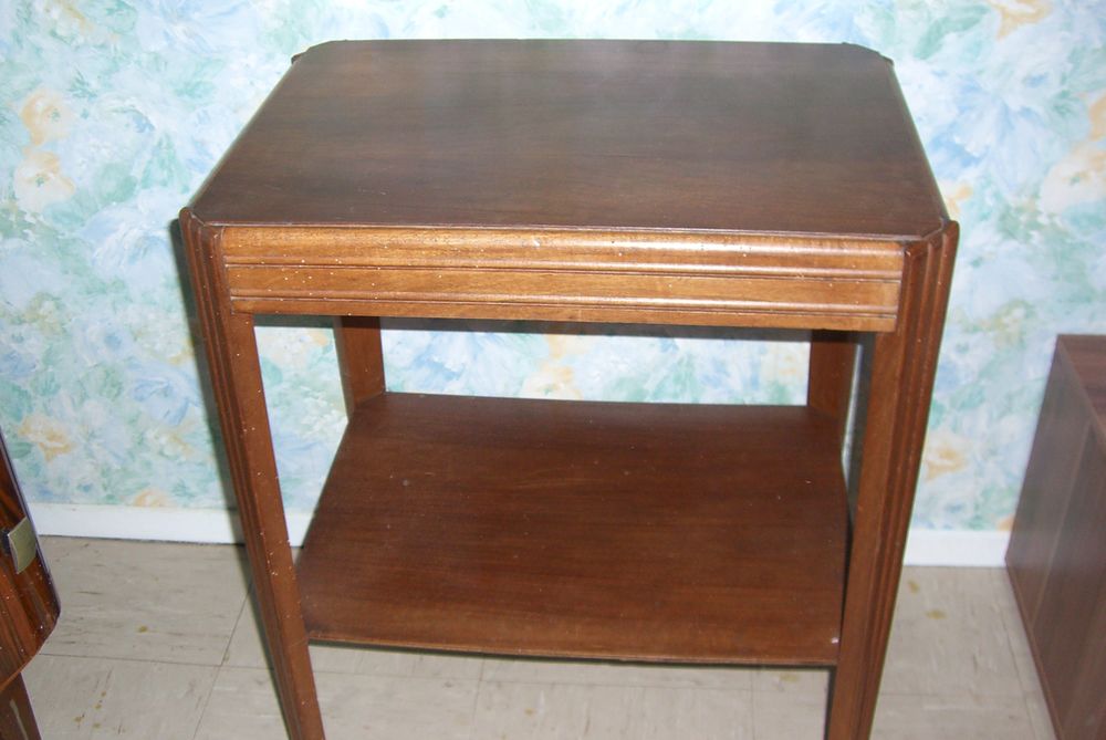 Petite table en noyer Meubles