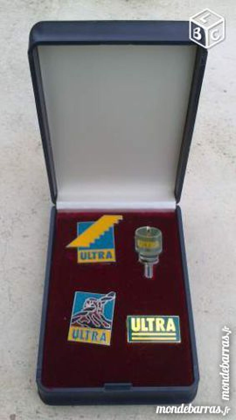Coffret de Pin's U L T R A. 