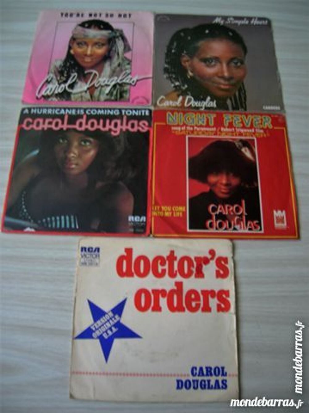45 TOURS CAROL DOUGLAS. Lot de CINQ 45 Tours. CD et vinyles