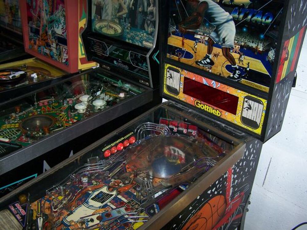 Collectionneur 61000 ach&egrave;te tous flippers a restaurer ou hs. Photos/Video/TV