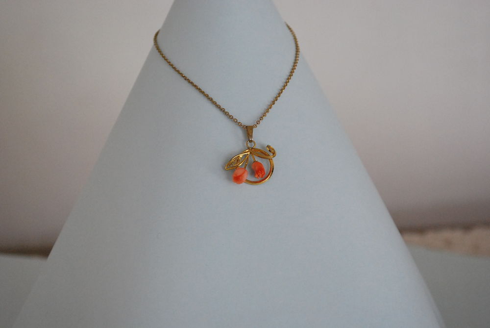 pendentif avec chaine Bijoux et montres