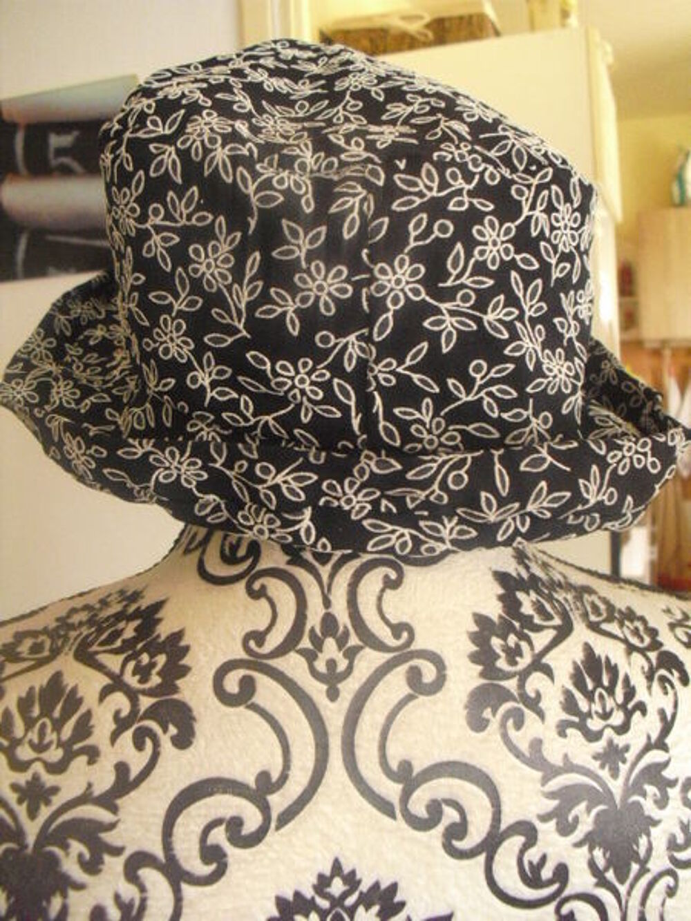 chapeau noir avec fleurs blanches brod&eacute;es Vtements