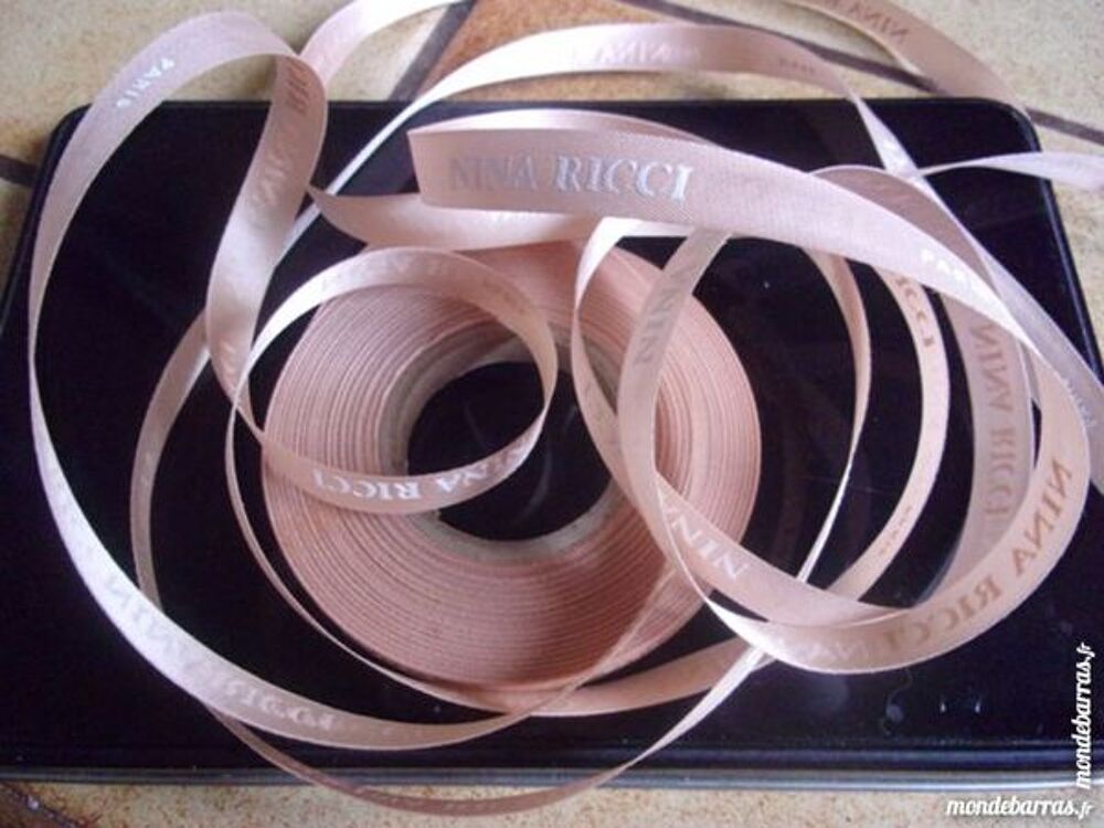 RUBAN NINA RICCI NEUF DE MA COLLECTION. Bijoux et montres