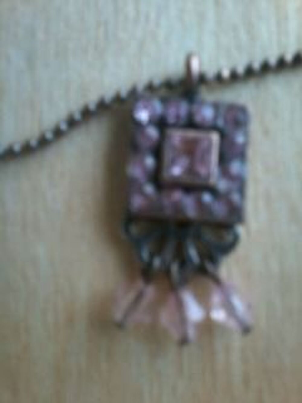 chainette rose + pendantif fantaisie neufs Bijoux et montres