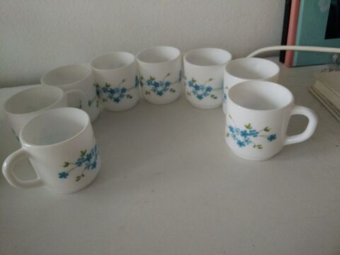 un lot de 8 petites tasses 24 Noisy-le-Grand (93)