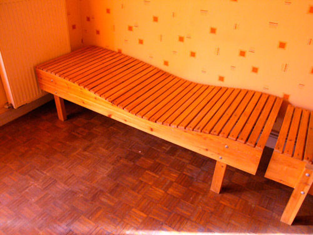 4 lits de repos ergonomiques en bois vernis. Meubles