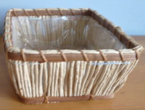 CACHE PLANTE CARRE rafia 10 Doussard (74)