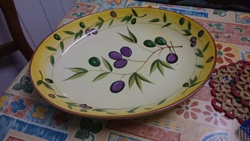 grand plat creux d&eacute;cor olives Décoration