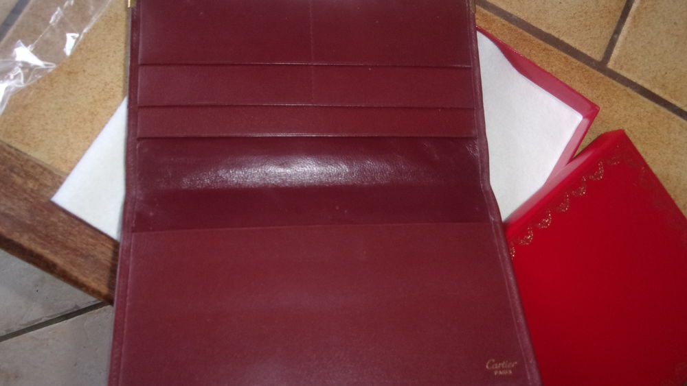 PORTEFEUILLE PORTE CARTES CARTIER CUIR BORDEAUX.
Maroquinerie