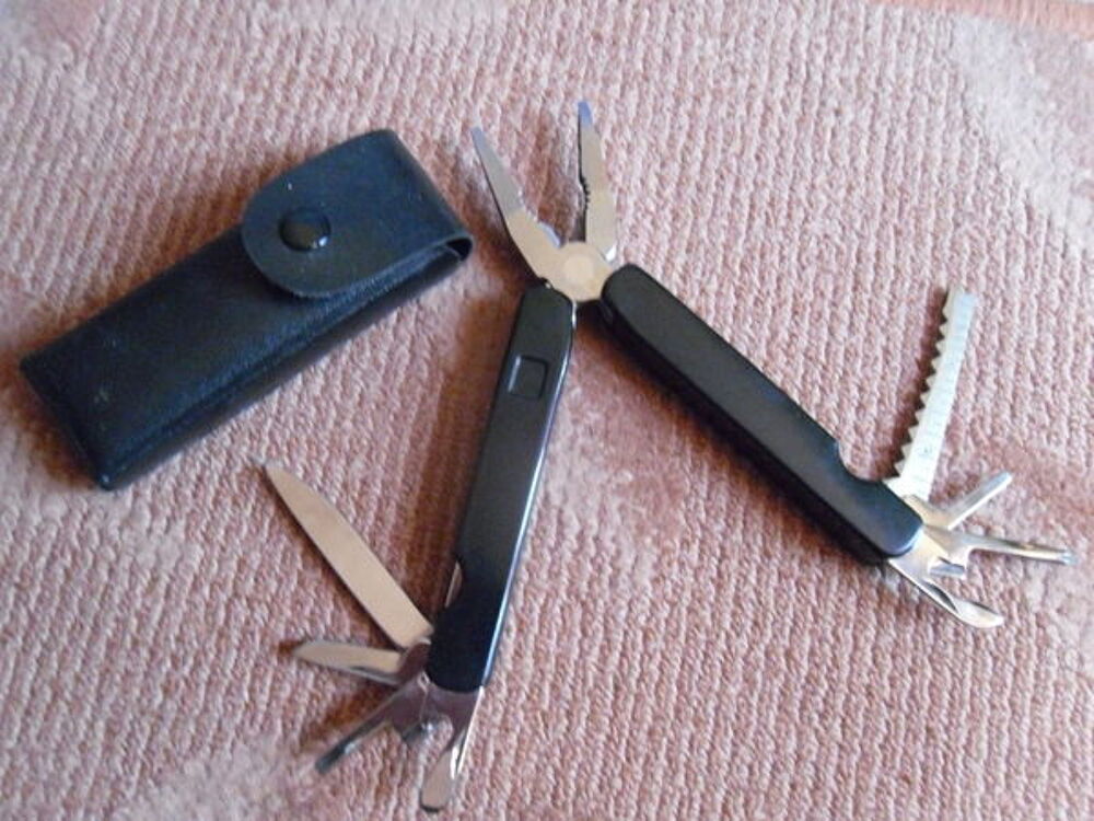 Pince couteaux multi-fonction Etat Neuf &eacute;tui Bricolage