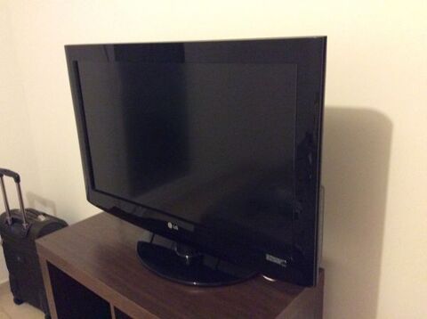 Trs beau tlviseur LCD 32LH2000 de marque LG 145 Aix-en-Provence (13)