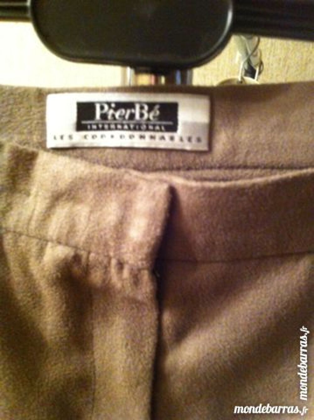 jupe beige (marque PIERBE) Vêtements