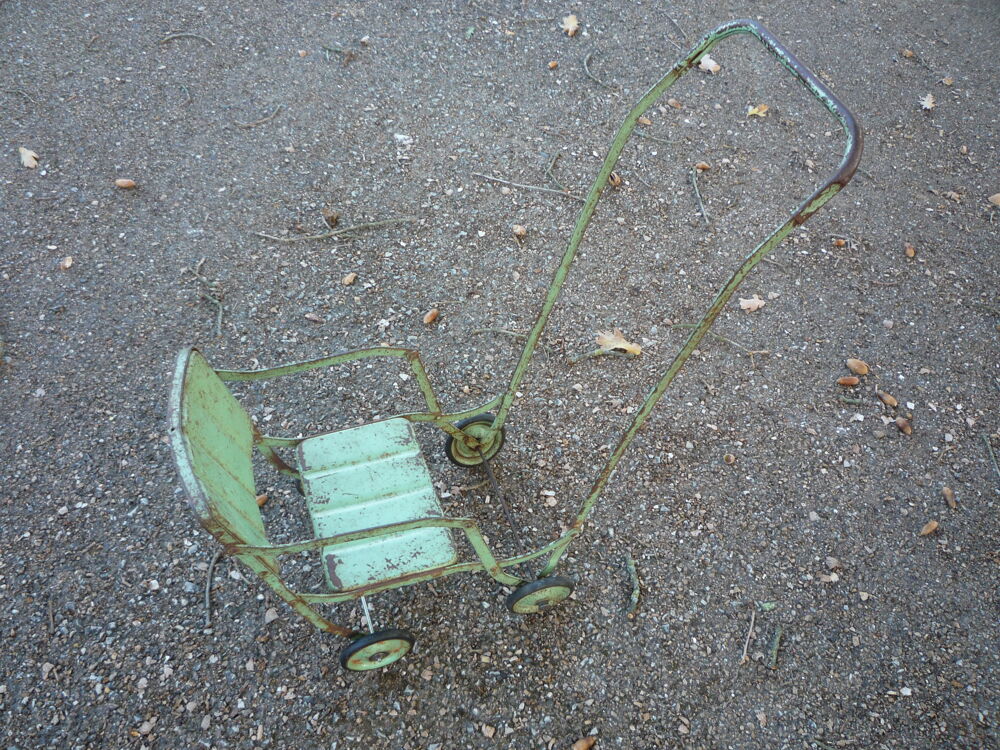 Poussette ancienne en tole de poup&eacute;e,poupon/jouet Jeux / jouets