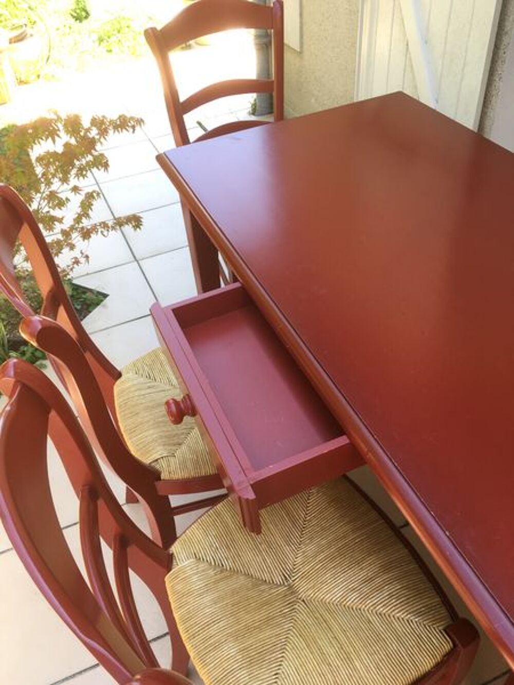 table vernie rouge + 5 chaises Meubles