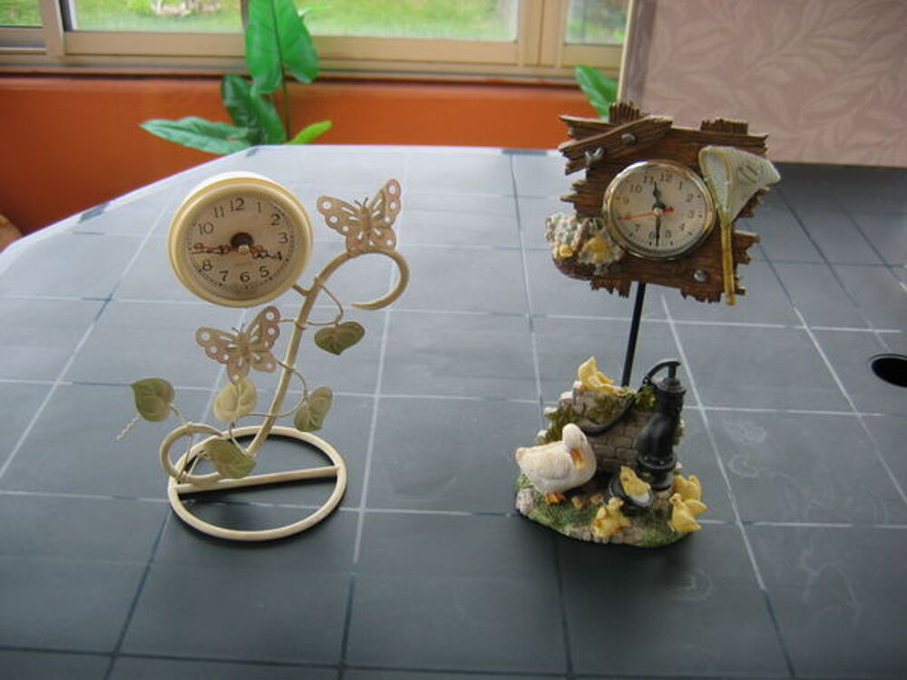 2 petites horloges pour d&eacute;co jardin ou autre... Décoration