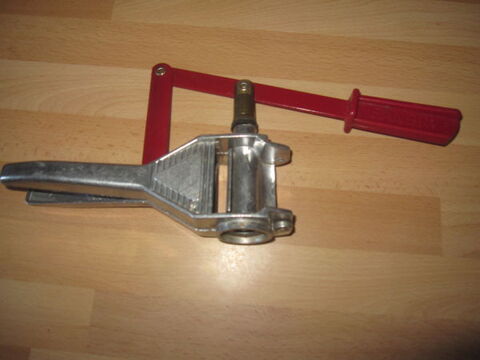 Boucheuse  bouteilles sanbri 8 Saint-Jean-Pla-de-Corts (66)