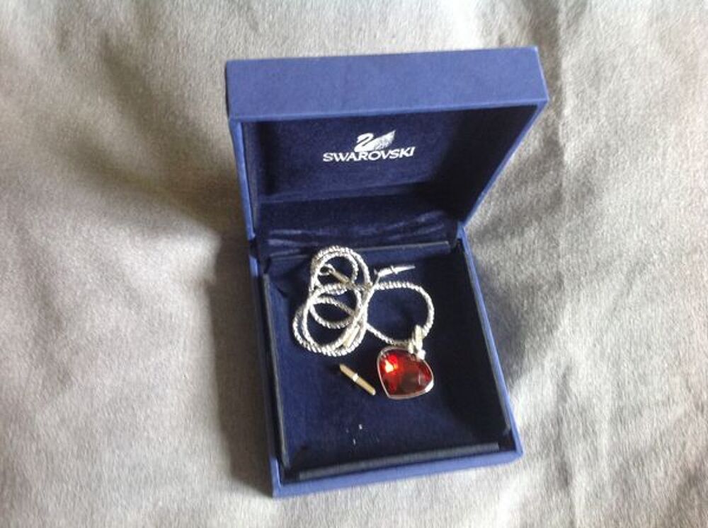 Pendentif coeur avec sa cha&icirc;ne Swarovski
Bijoux et montres