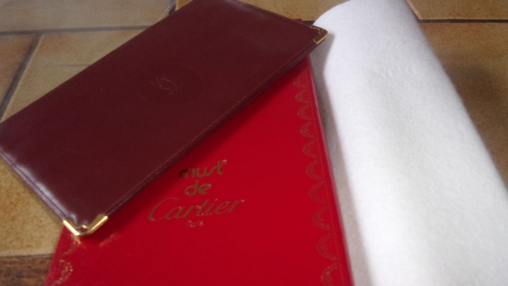 PORTEFEUILLE PORTE CARTES CARTIER CUIR BORDEAUX.
Maroquinerie