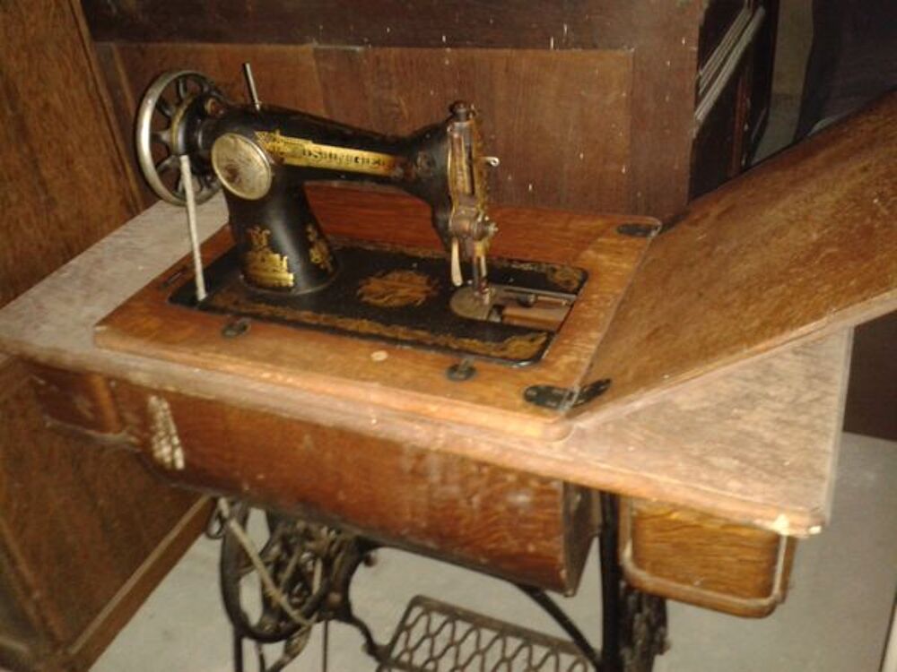 Ancienne machine &agrave; coudre SINGER 