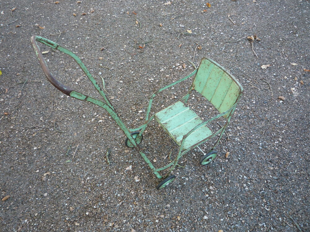 Poussette ancienne en tole de poup&eacute;e,poupon/jouet Jeux / jouets