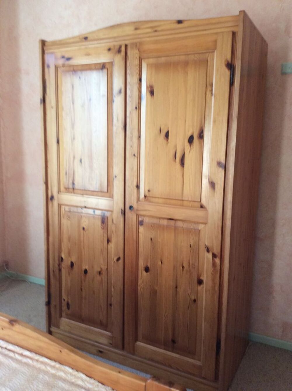 Armoire en pin massif 2 portes Meubles