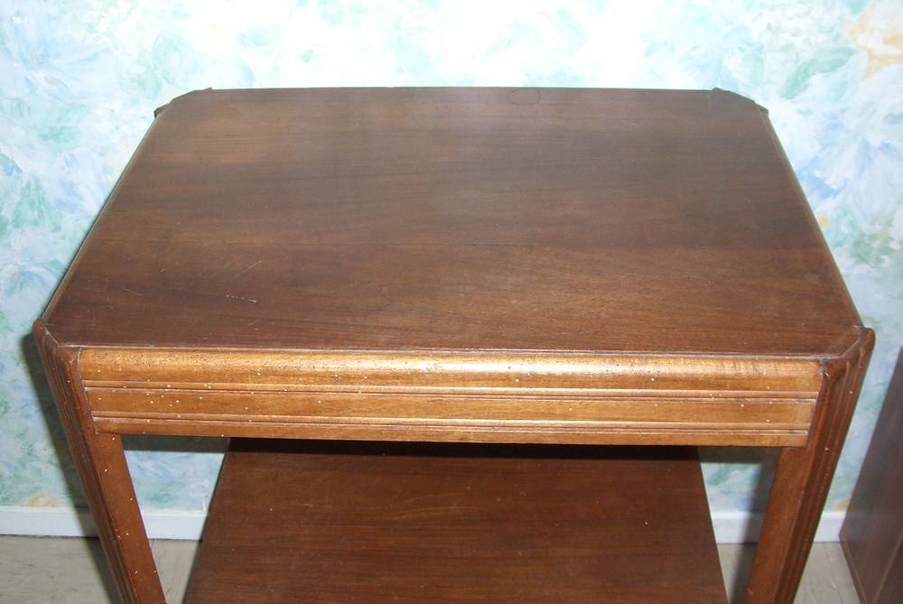 Petite table en noyer Meubles