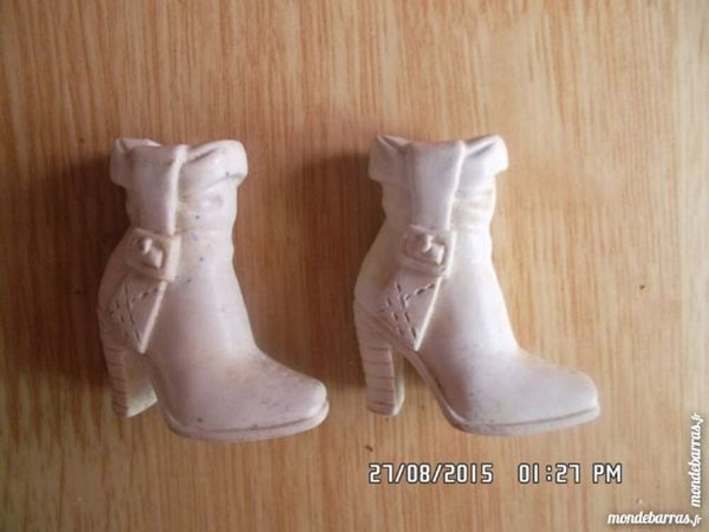 PETITES BOTTES BLANCHES Jeux / jouets