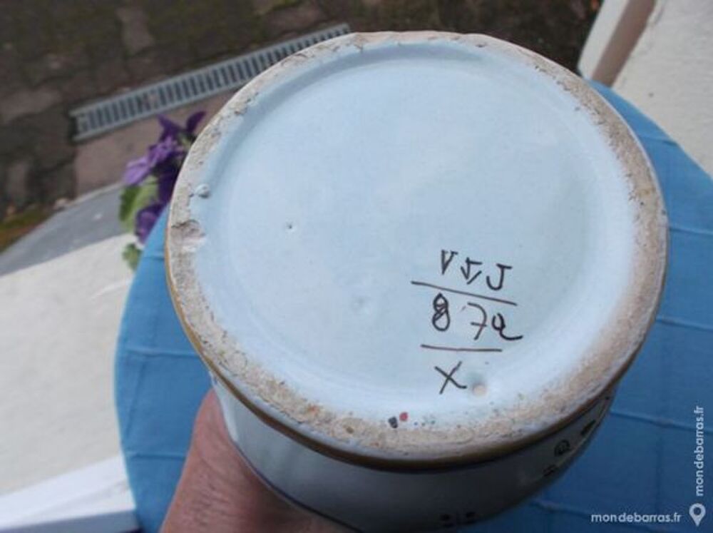 Vase faience de Rouen ou Desvres sign&eacute; J.Verlingue Décoration