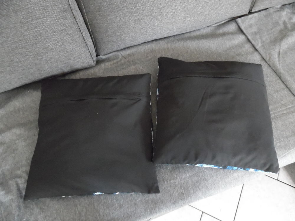 2 coussins fleuri bleu sur fond noir Décoration