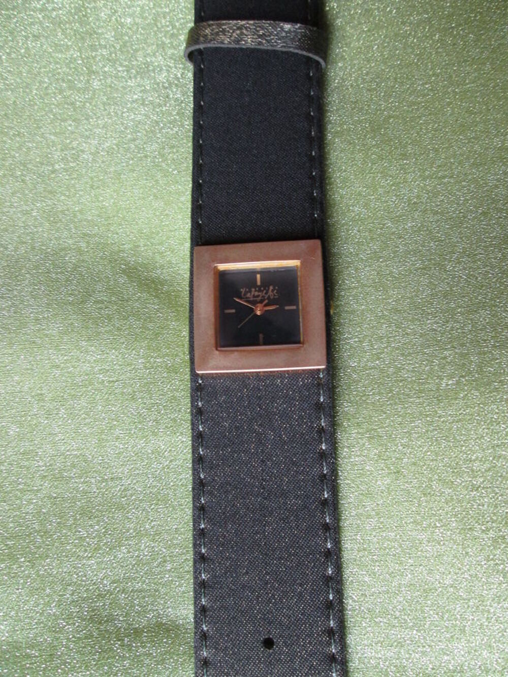 Montre carr&eacute;e dor&eacute;e avec un bracelet bronze Bijoux et montres