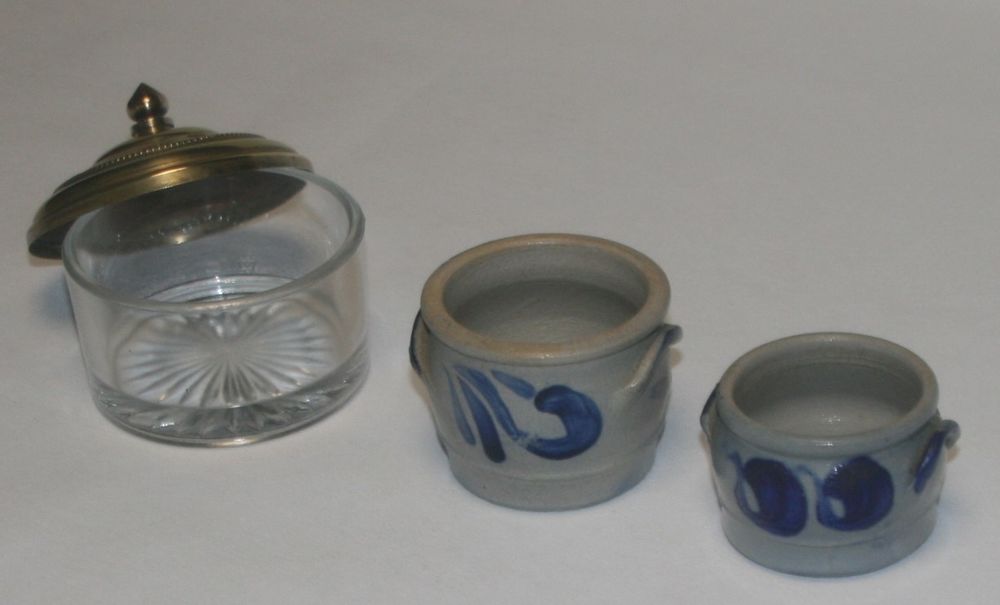 Pots en gr&eacute;s bleu d'Alsace et sucrier en verre Décoration