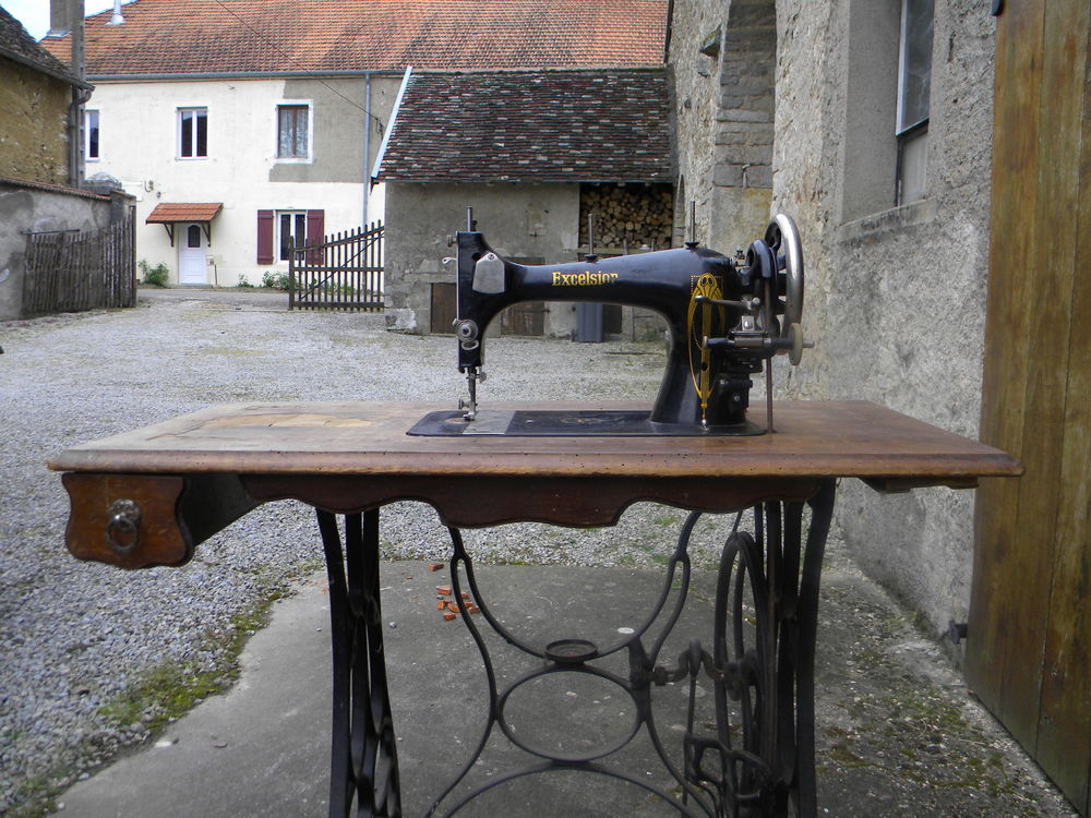 Machine &agrave; coudre ancienne. Meubles